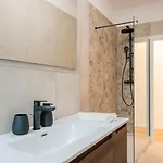 Luminoso E Moderno Vicino Metro Apartman