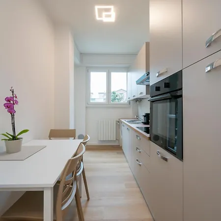 Luminoso E Moderno Vicino Metro Apartman