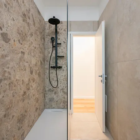 Luminoso E Moderno Vicino Metro Apartment *