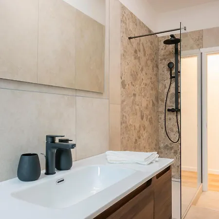 Luminoso E Moderno Vicino Metro Apartment